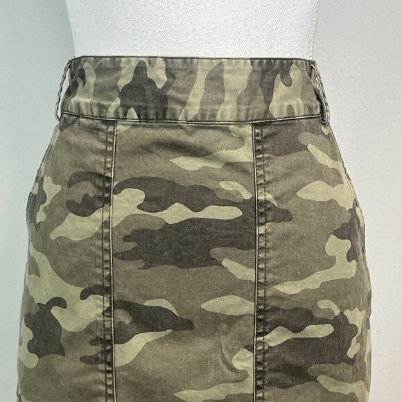 Banana Republic Size 6 Army Green Camouflage Knee Straight Pockets Casual - Picture 2 of 9